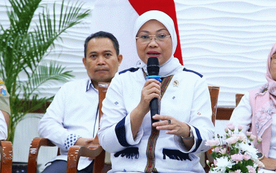 Menteri Ketenagakerjaan Ida Fauziyah memberikan keterangan saat Konferensi Pers Kebijakan Pembayaran THR Keagamaan Tahun 2023 di Jakarta, Selasa (28/3/2023).