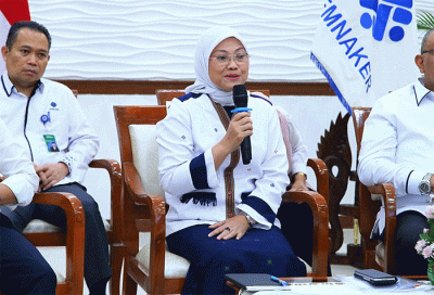 Menteri Ketenagakerjaan Ida Fauziyah memberikan keterangan saat Konferensi Pers Kebijakan Pembayaran THR Keagamaan Tahun 2023 di Jakarta, Selasa (28/3/2023).