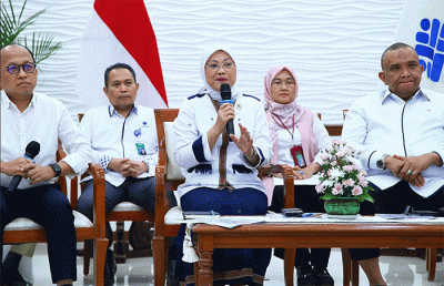 Menteri Ketenagakerjaan Ida Fauziyah memberikan keterangan saat Konferensi Pers Kebijakan Pembayaran THR Keagamaan Tahun 2023 di Jakarta, Selasa (28/3/2023).