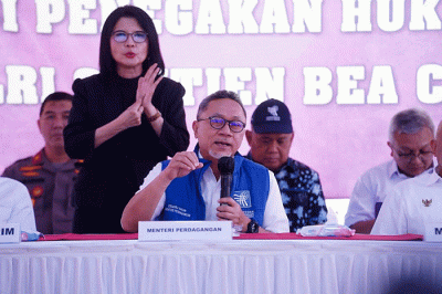 Mendag Zulkifli Hasan (tengah) dan Menteri Koperasi dan UKM Teten Masduki (kanan) melakukan pemusnahan barang bukti baju bekas impor ilegal.