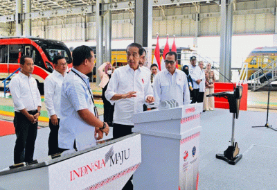 Presiden Joko Widodo meresmikan pengoperasian jalur kereta api lintas Makassar-Parepare antar Maros-Barru dan Depo Kereta Api Maros di Depo Kereta Api Maros.