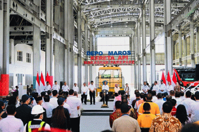 Presiden Joko Widodo meresmikan pengoperasian jalur kereta api lintas Makassar-Parepare antar Maros-Barru dan Depo Kereta Api Maros di Depo Kereta Api Maros.