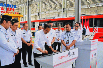 Presiden Joko Widodo meresmikan pengoperasian jalur kereta api lintas Makassar-Parepare antar Maros-Barru dan Depo Kereta Api Maros di Depo Kereta Api Maros.