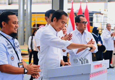 Presiden Joko Widodo meresmikan pengoperasian jalur kereta api lintas Makassar-Parepare antar Maros-Barru dan Depo Kereta Api Maros di Depo Kereta Api Maros.