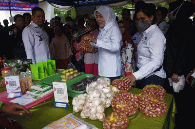 Warga Membayar belanjaan di Pasar Ramadan Digital dengan QRIS di halaman Kantor Camat Ilir Timur I Palembang, Rabu (29/3/2023).