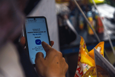 Warga Membayar belanjaan di Pasar Ramadan Digital dengan QRIS di halaman Kantor Camat Ilir Timur I Palembang, Rabu (29/3/2023).