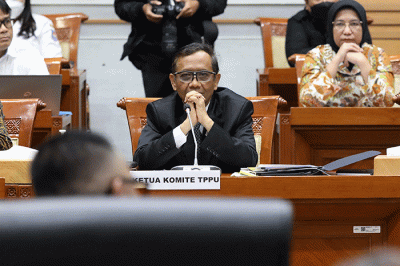 Ketua Komite TPPU sekaligus Menkopolhukam Mahfud MD memberikan ancungkan jempol saat mengikuti Rapat Dengar Pendapat (RDP) dengan Komisi III DPR.