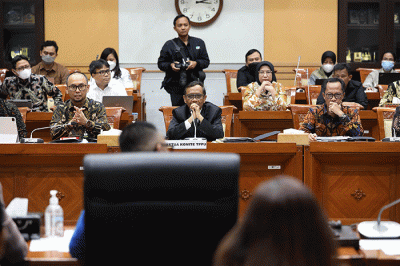 Ketua Komite TPPU sekaligus Menkopolhukam Mahfud MD memberikan ancungkan jempol saat mengikuti Rapat Dengar Pendapat (RDP) dengan Komisi III DPR.