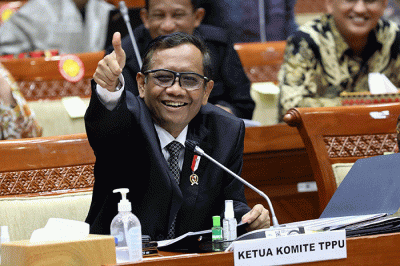 Ketua Komite TPPU sekaligus Menkopolhukam Mahfud MD memberikan ancungkan jempol saat mengikuti Rapat Dengar Pendapat (RDP) dengan Komisi III DPR.