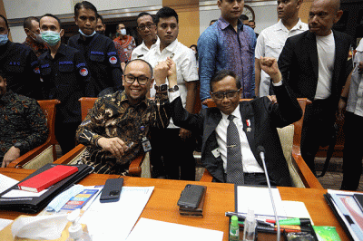 Ketua Komite TPPU sekaligus Menkopolhukam Mahfud MD memberikan ancungkan jempol saat mengikuti Rapat Dengar Pendapat (RDP) dengan Komisi III DPR.