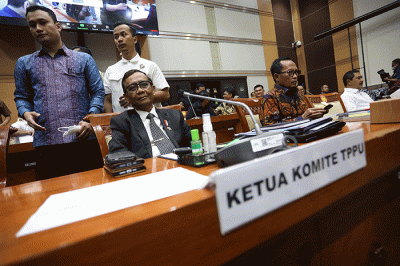 Ketua Komite TPPU sekaligus Menkopolhukam Mahfud MD memberikan ancungkan jempol saat mengikuti Rapat Dengar Pendapat (RDP) dengan Komisi III DPR.