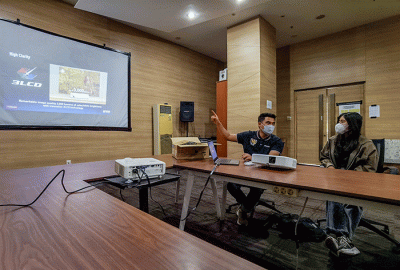 Review Proyektor pintar Epson CO-FH02 bersama redaksi Sindonews.com di Gedung SINDO, Jakarta, Rabu (29/3/2023).