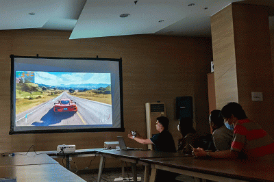 Review Proyektor pintar Epson CO-FH02 bersama redaksi Sindonews.com di Gedung SINDO, Jakarta, Rabu (29/3/2023).