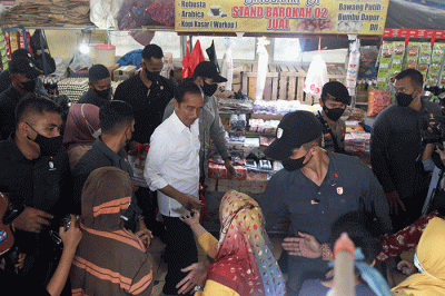 Presiden Joko Widodo (Jokowi) meninjau Pasar Tramo untuk mengecek harga kebutuhan bahan pokok di Kabupaten Maros, Sulawesi Selatan, Rabu (29/3/2023).