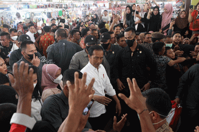 Presiden Joko Widodo (Jokowi) meninjau Pasar Tramo untuk mengecek harga kebutuhan bahan pokok di Kabupaten Maros, Sulawesi Selatan, Rabu (29/3/2023).