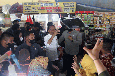 Presiden Joko Widodo (Jokowi) meninjau Pasar Tramo untuk mengecek harga kebutuhan bahan pokok di Kabupaten Maros, Sulawesi Selatan, Rabu (29/3/2023).