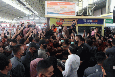 Presiden Joko Widodo (Jokowi) meninjau Pasar Tramo untuk mengecek harga kebutuhan bahan pokok di Kabupaten Maros, Sulawesi Selatan, Rabu (29/3/2023).
