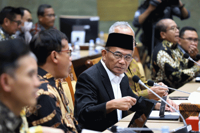 Plt. Menpora Muhadjir Effendy mengacungkan jempolnya ke arah wartawan sebelum rapat kerja bersama Komisi X DPR di kompleks Parlemen, Senayan, Jakarta.