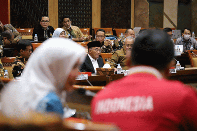 Plt. Menpora Muhadjir Effendy mengacungkan jempolnya ke arah wartawan sebelum rapat kerja bersama Komisi X DPR di kompleks Parlemen, Senayan, Jakarta.