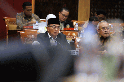 Plt. Menpora Muhadjir Effendy mengacungkan jempolnya ke arah wartawan sebelum rapat kerja bersama Komisi X DPR di kompleks Parlemen, Senayan, Jakarta.