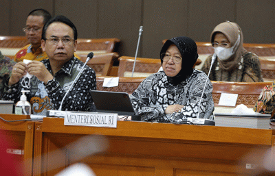 Menteri Sosial Tri Rismaharini memberikan penjelasan saat mengikuti rapat kerja dengan Komisi VIII DPR di Nusantara II, Kompleks Parlemen MPR/DPR-DPD.