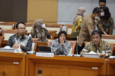Menteri Sosial Tri Rismaharini memberikan penjelasan saat mengikuti rapat kerja dengan Komisi VIII DPR di Nusantara II, Kompleks Parlemen MPR/DPR-DPD.