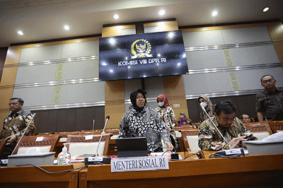 Menteri Sosial Tri Rismaharini memberikan penjelasan saat mengikuti rapat kerja dengan Komisi VIII DPR di Nusantara II, Kompleks Parlemen MPR/DPR-DPD.