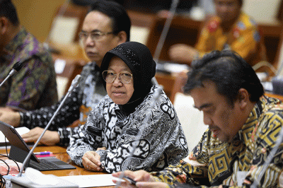 Menteri Sosial Tri Rismaharini memberikan penjelasan saat mengikuti rapat kerja dengan Komisi VIII DPR di Nusantara II, Kompleks Parlemen MPR/DPR-DPD.