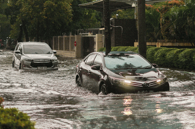 Sejumlah kendaraan menerobos banjir di kawasan Jalan HR Rasuna Said, Kuningan, Jakarta Selatan, Kamis (30/3/2023).