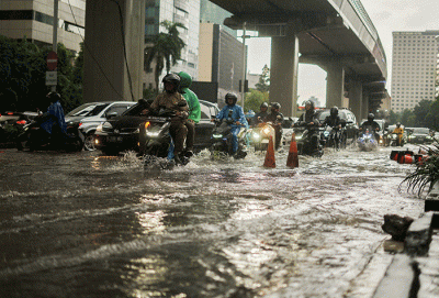 Sejumlah kendaraan menerobos banjir di kawasan Jalan HR Rasuna Said, Kuningan, Jakarta Selatan, Kamis (30/3/2023).