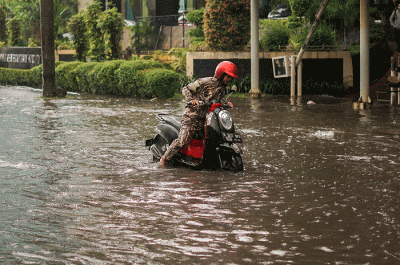 Sejumlah kendaraan menerobos banjir di kawasan Jalan HR Rasuna Said, Kuningan, Jakarta Selatan, Kamis (30/3/2023).