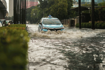 Sejumlah kendaraan menerobos banjir di kawasan Jalan HR Rasuna Said, Kuningan, Jakarta Selatan, Kamis (30/3/2023).