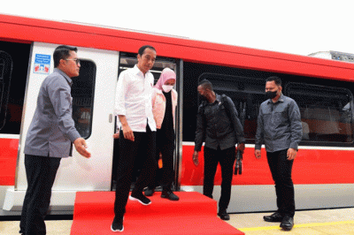 Presiden Jokowi dan Iriana Joko Widodo menjajal Kereta Api Lintas Makassar-Parepare dari Depo Kereta Api Maros menuju Stasiun Rammang-Rammang, Kabupaten Maros.