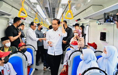 Presiden Jokowi dan Iriana Joko Widodo menjajal Kereta Api Lintas Makassar-Parepare dari Depo Kereta Api Maros menuju Stasiun Rammang-Rammang, Kabupaten Maros.