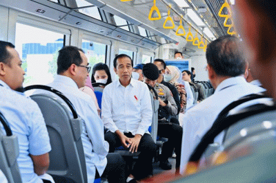 Presiden Jokowi dan Iriana Joko Widodo menjajal Kereta Api Lintas Makassar-Parepare dari Depo Kereta Api Maros menuju Stasiun Rammang-Rammang, Kabupaten Maros.