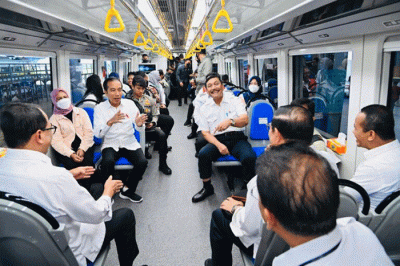 Presiden Jokowi dan Iriana Joko Widodo menjajal Kereta Api Lintas Makassar-Parepare dari Depo Kereta Api Maros menuju Stasiun Rammang-Rammang, Kabupaten Maros.