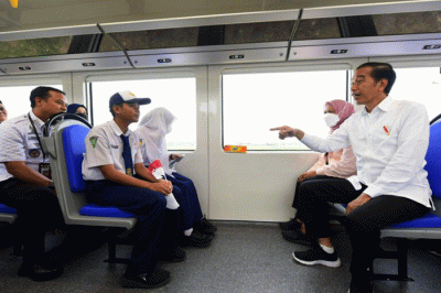 Presiden Jokowi dan Iriana Joko Widodo menjajal Kereta Api Lintas Makassar-Parepare dari Depo Kereta Api Maros menuju Stasiun Rammang-Rammang, Kabupaten Maros.