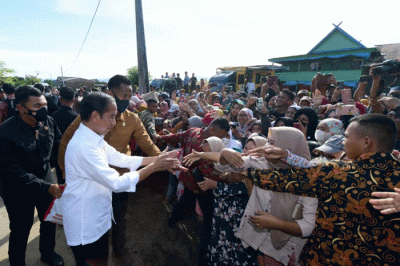 Presiden Joko Widodo meninjau secara langsung pelaksanaan panen raya padi di Kabupaten Maros, Sulawesi Selatan, Kamis (30/3/2023).