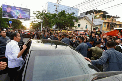 Presiden Joko Widodo berkunjung ke Pasar Terong, Kota Makassar, Sulawesi Selatan, Rabu (29/3/2023).