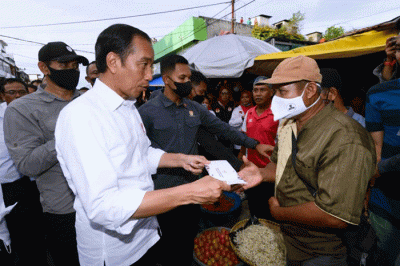Presiden Joko Widodo berkunjung ke Pasar Terong, Kota Makassar, Sulawesi Selatan, Rabu (29/3/2023).