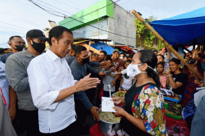 Presiden Joko Widodo berkunjung ke Pasar Terong, Kota Makassar, Sulawesi Selatan, Rabu (29/3/2023).