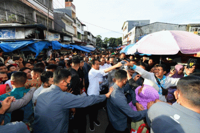 Presiden Joko Widodo berkunjung ke Pasar Terong, Kota Makassar, Sulawesi Selatan, Rabu (29/3/2023).