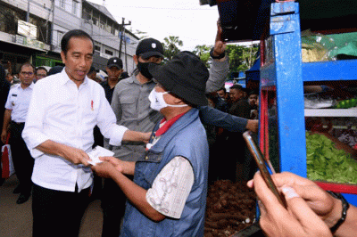 Presiden Joko Widodo berkunjung ke Pasar Terong, Kota Makassar, Sulawesi Selatan, Rabu (29/3/2023).