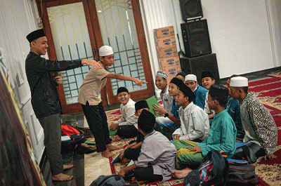 Anak-anak membaca Al Quran saat mengikuti Pesantren Kilat Ramadan di Masjid Agung Sunda Kelapa, Jakarta, Kamis (30/3/2023).