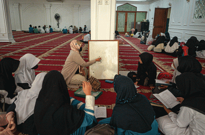 Anak-anak membaca Al Quran saat mengikuti Pesantren Kilat Ramadan di Masjid Agung Sunda Kelapa, Jakarta, Kamis (30/3/2023).