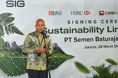 Direktur Utama PT Semen Baturaja Tbk, Daconi Khotob menandatangani Perjanjian Kredit Sindikasi Sustainability Linked Loan (SLL) di Jakarta, Selasa (28/3/2023).