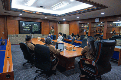 Wamenparekraf Angela Tanoesoedibjo saat menerima audiensi panitia penyelenggara Monarch Art-omotive Fest di Gedung Sapta Pesona, Jakarta.