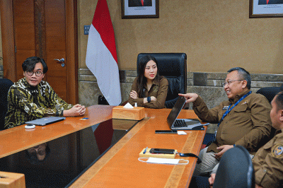 Wamenparekraf Angela Tanoesoedibjo saat menerima audiensi panitia penyelenggara Monarch Art-omotive Fest di Gedung Sapta Pesona, Jakarta.