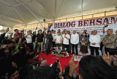 Pedagang pakaian bekas di Pasar Senen, Jakarta, menyampaikan uneg-uneg dan kegelisahan mereka secara langsung kepada Mendag Zulhas, Kamis (30/3/2023).