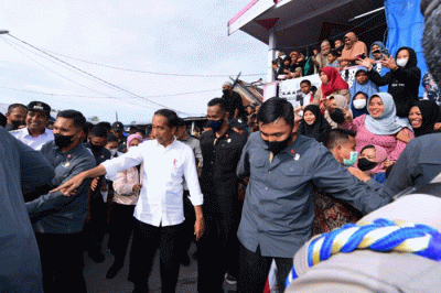 Presiden Joko Widodo berkunjung ke Kampung Nelayan Desa Pajukukang, Kabupaten Maros, Sulawesi Selatan, Rabu (29/3/2023).